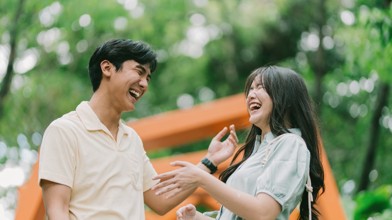 会話してる男女