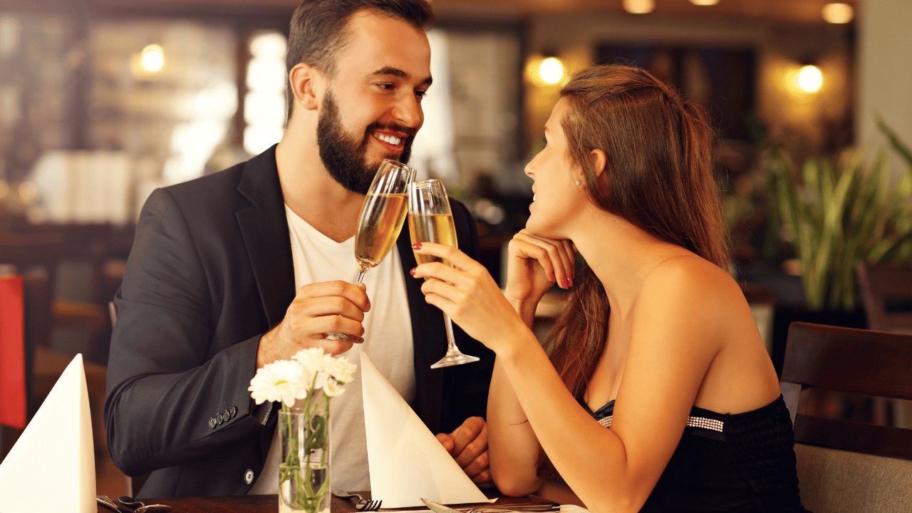 男女がシャンパングラスを持って乾杯している