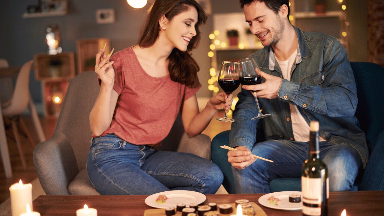 男女がワイングラスを持って乾杯している