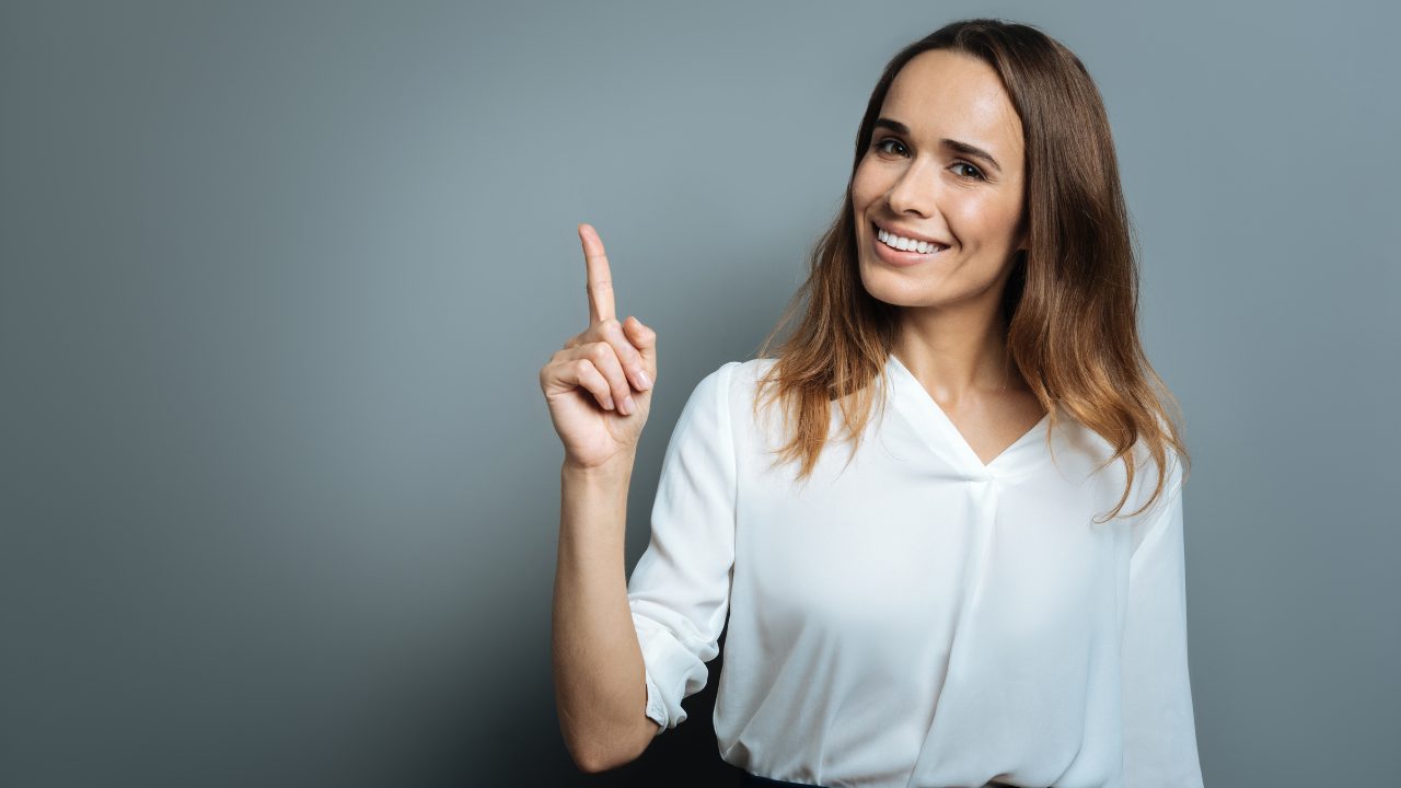 人差し指を挙げてる女性