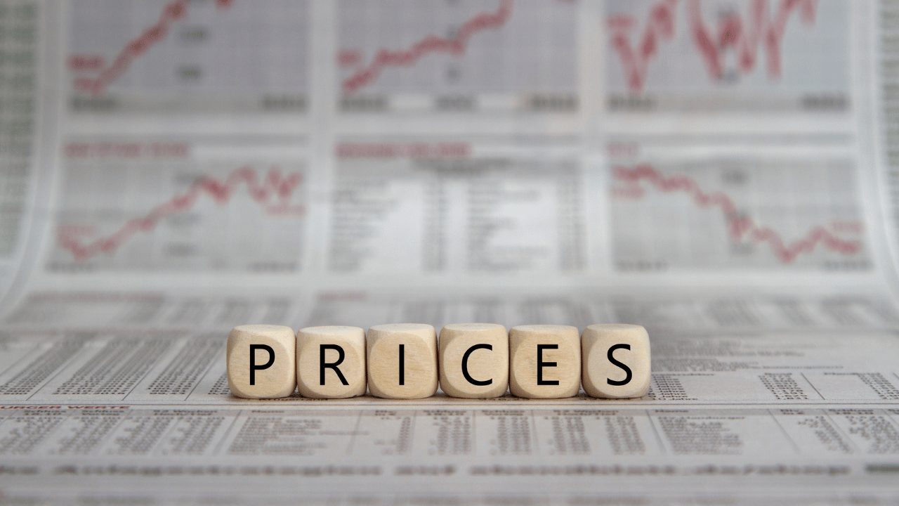 pricesと書かれた木のブロック
