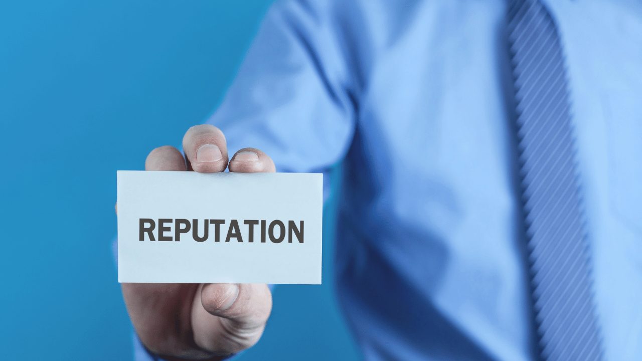 reputationと書かれた紙を持ってる人