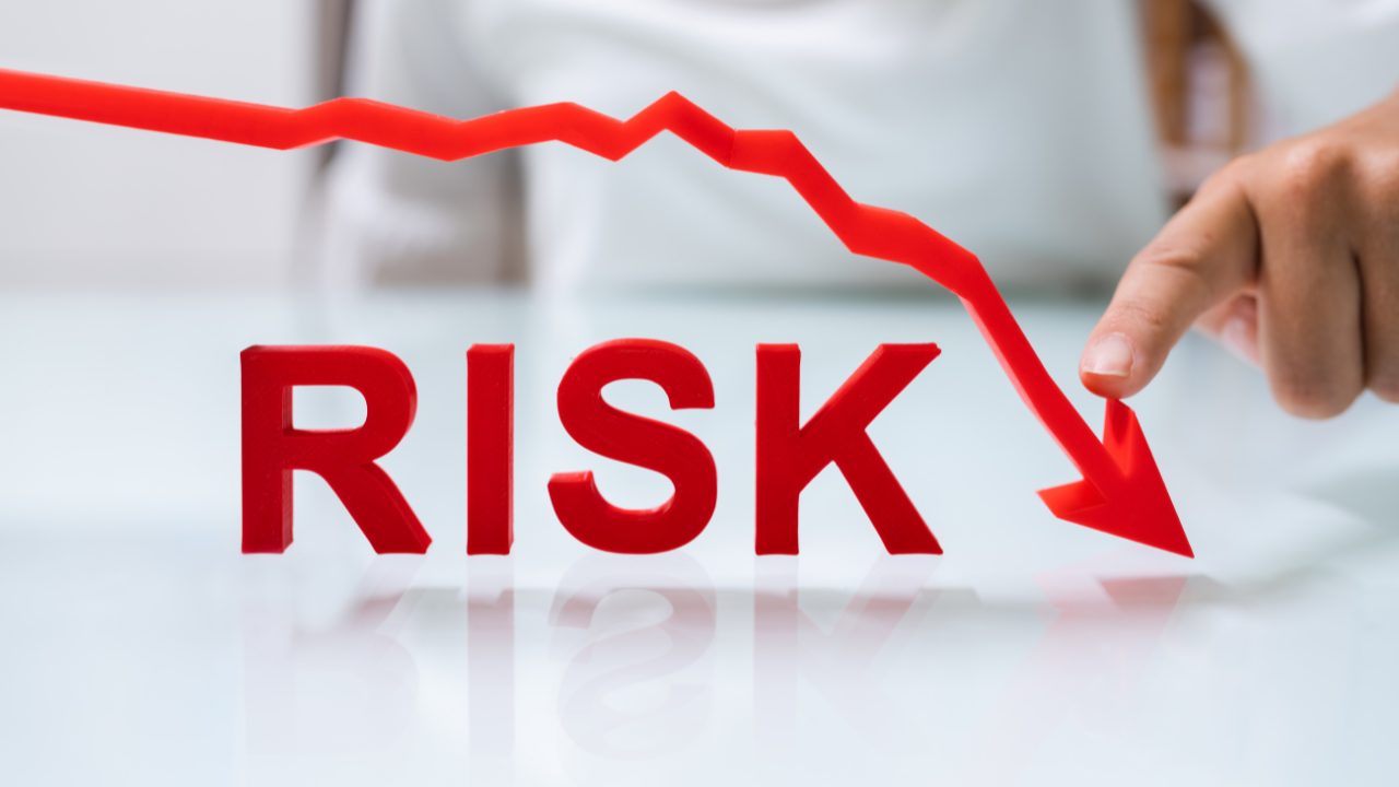 riskの文字と赤い矢印