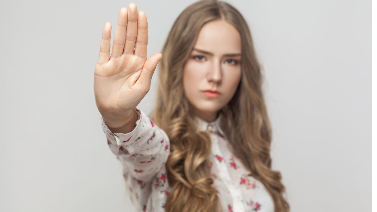 手のひらを見せてる女性