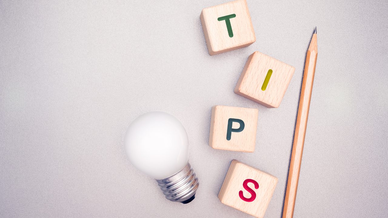 tipsと書かれたブロックと電球と鉛筆