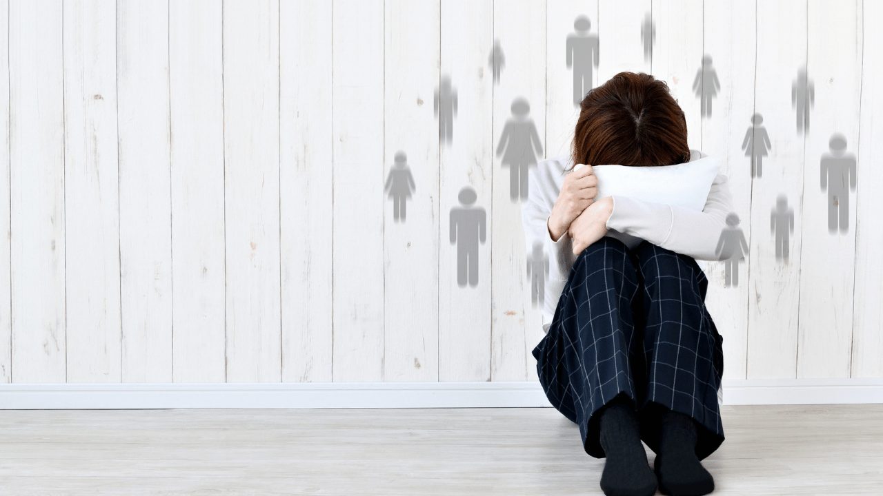 落ち込んで地面に座ってる人