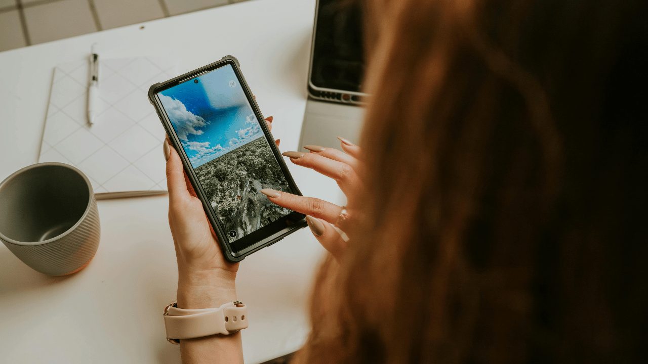 スマホを見てる女性