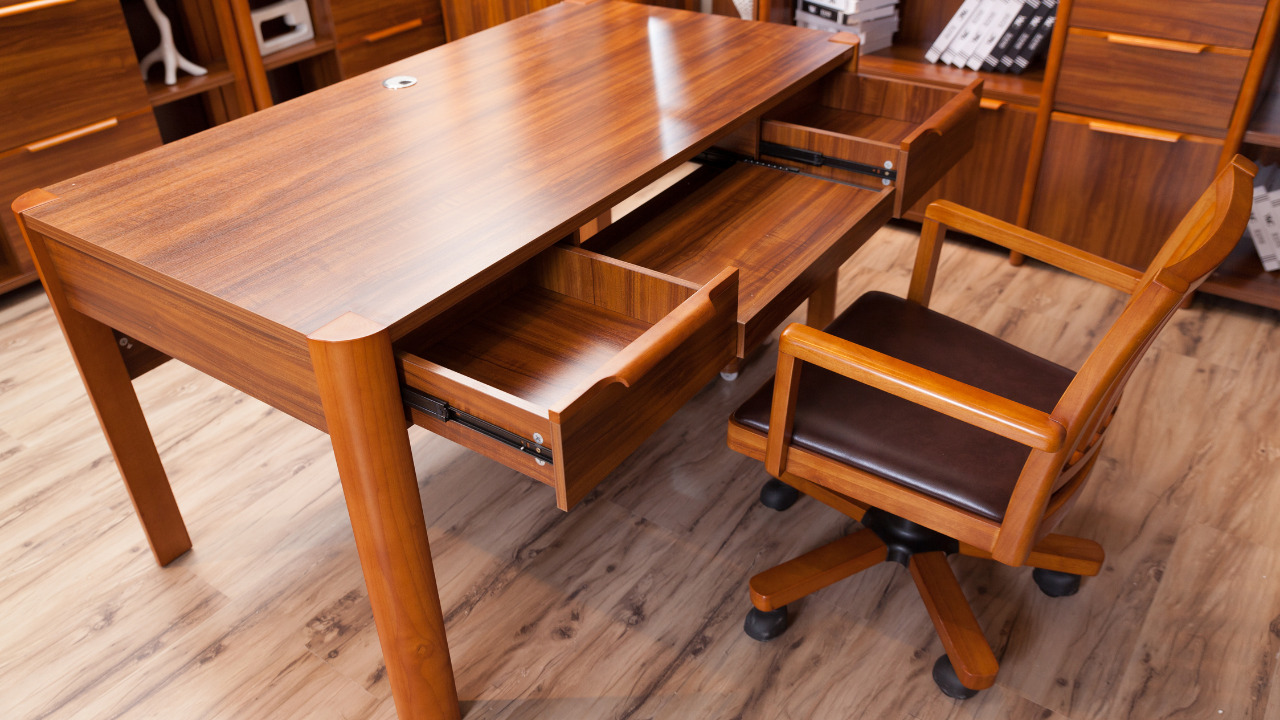 木製の机と椅子