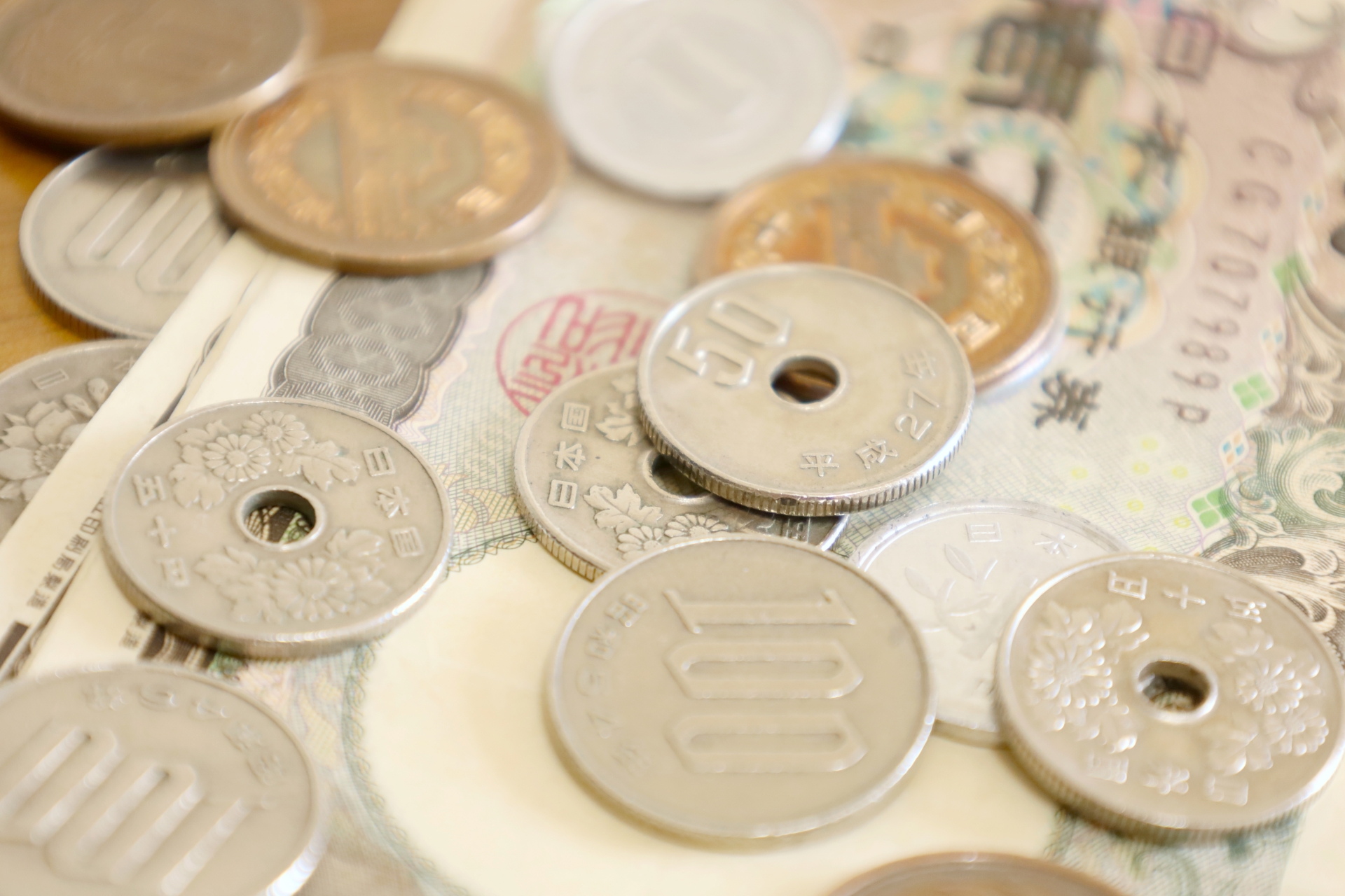 硬貨と紙幣の画像